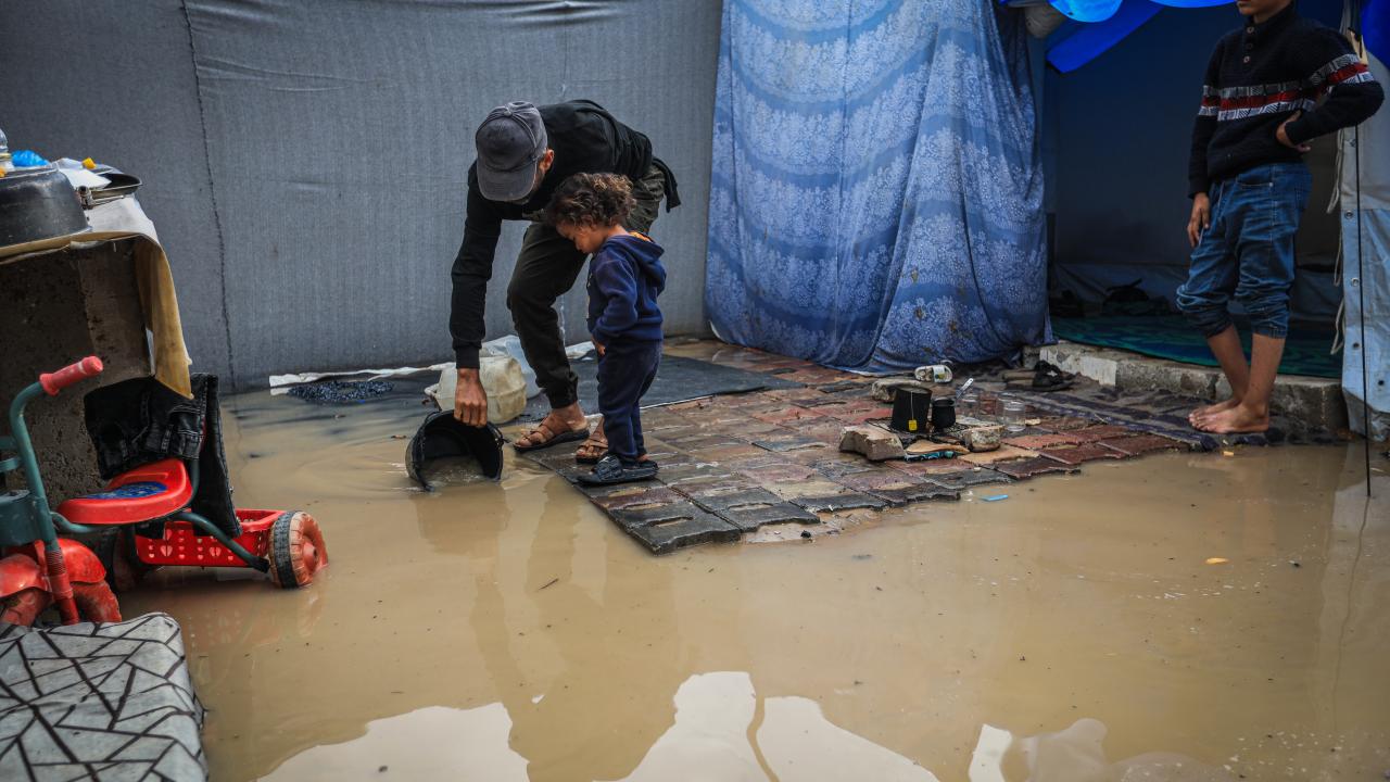 Gazze’de şiddetli yağış felaketi: Binlerce çadır su altında kaldı