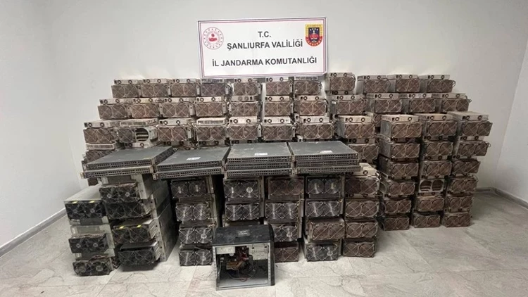 Bin 500 Hanenin Elektriğine Denk! Ahırda Kaçak Kripto Para Ürettiler