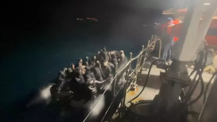 İzmir açıklarında düzensiz göçmen operasyonu: 74 kişi yakalandı