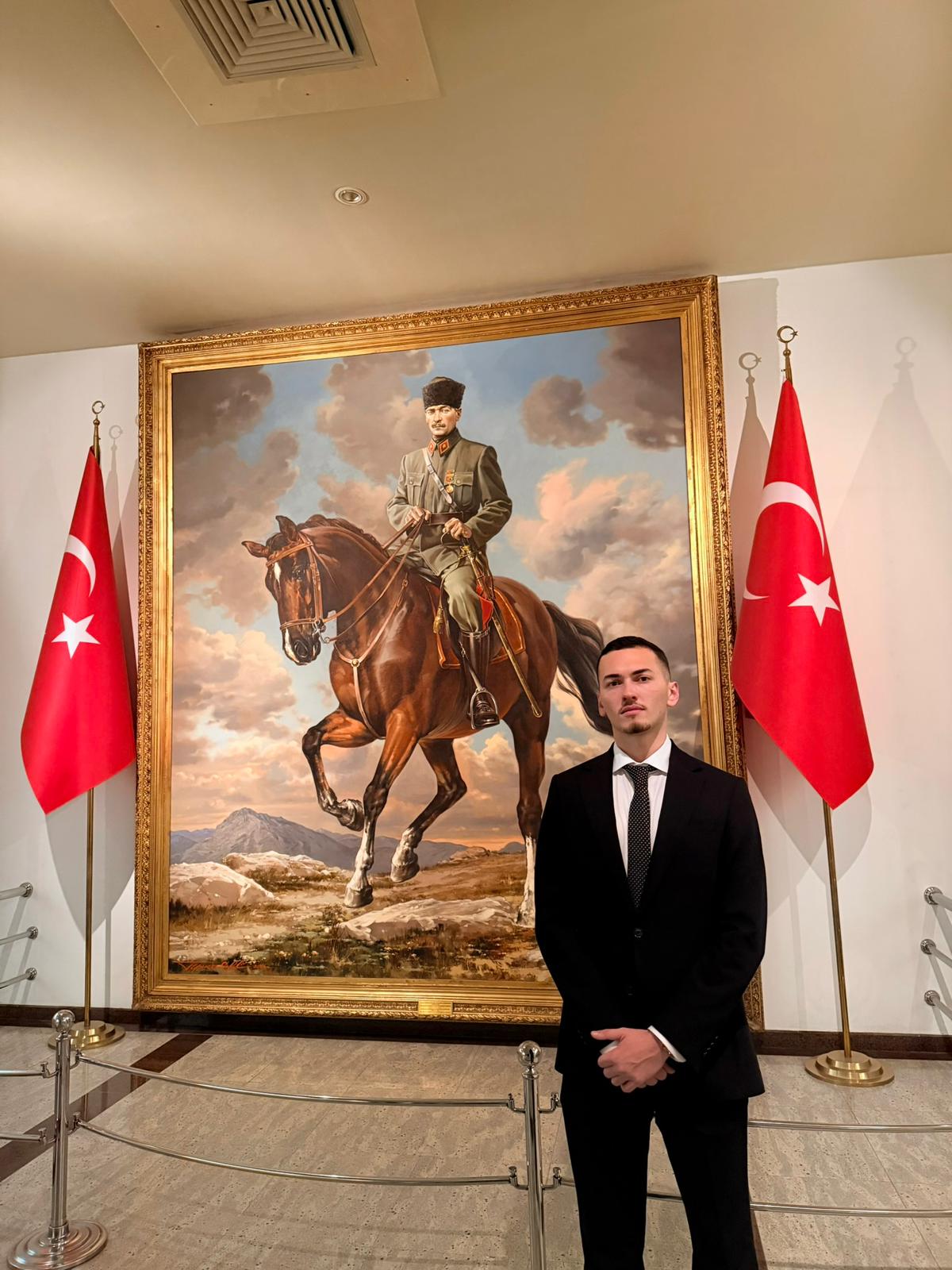 Atatürk’e Hakaret Edenlere Karşı Hukuki Mücadele: Erol Yılmaz Kazandığı Tazminatı Atatürkçü Düşünce Derneği’ne Bağışladı