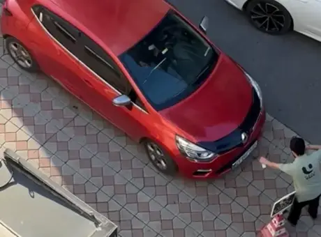 Otopark ücreti tartışması kamerada! Vale aracın önüne geçince sürücü gaza bastı