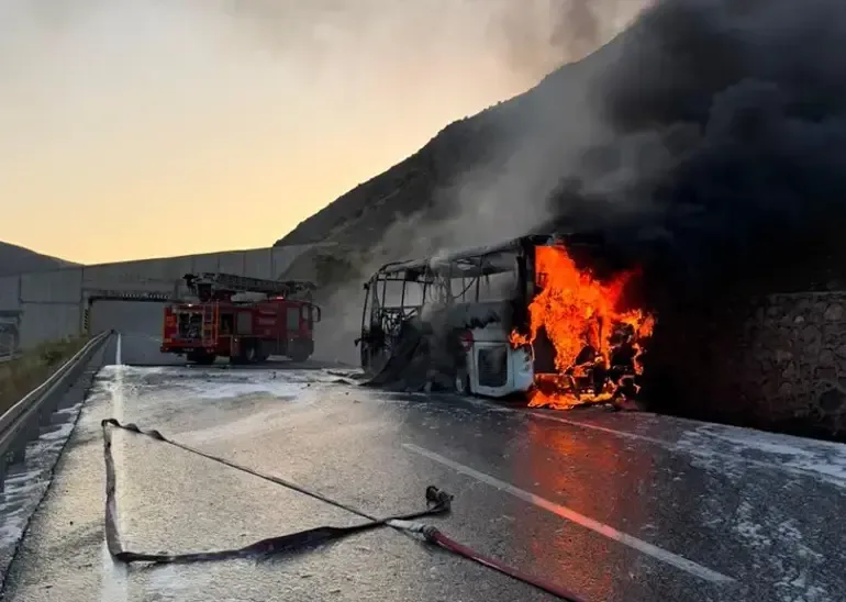 Erzincan'da yolcu otobüsü yandı