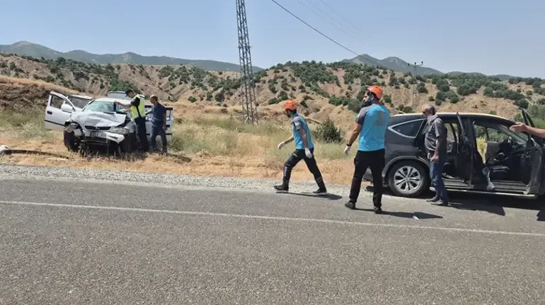 Otomobiller kafa kafaya çarpıştı: 1'i ağır, 10 yaralı