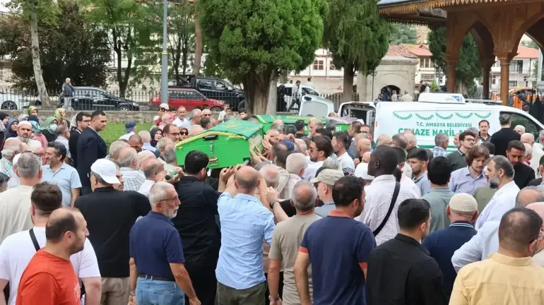 Manisa'dan Amasya'ya uzanan acı! Anne ve oğlu 2 saat arayla yaşamını yitirdi