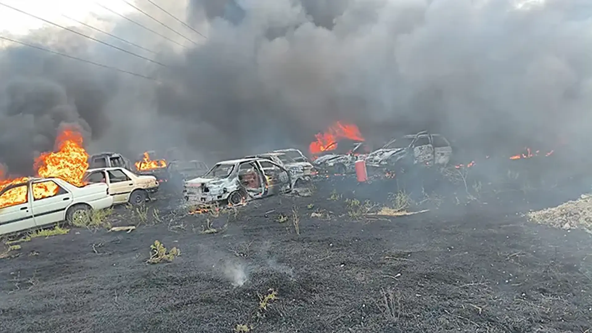 Afyonkarahisar'da korkutan yangın! Park halindeki araçlar alevlere teslim oldu