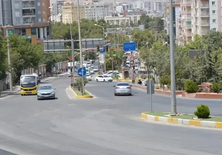 Mardin ve Antalya'da Sıcak Hava Etkili Olmaya Devam Ediyor