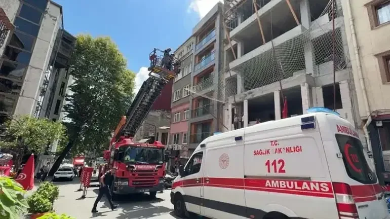 Çıplak Şekilde Çatıya Çıkan Kişi İtfaiyeye 'Dolaşmaya Geldim' Dedi