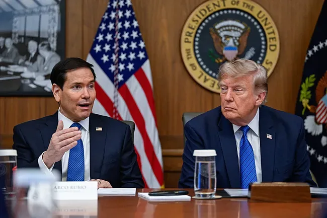 Trump'tan İran'a Yeni Tehdit: "Onları Çok Sert Vuracağız"
