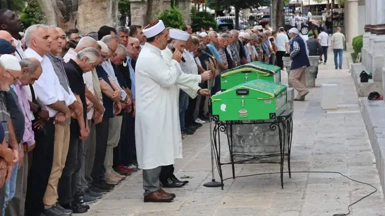 Manisa'dan Amasya'ya uzanan acı! Anne ve oğlu 2 saat arayla yaşamını yitirdi