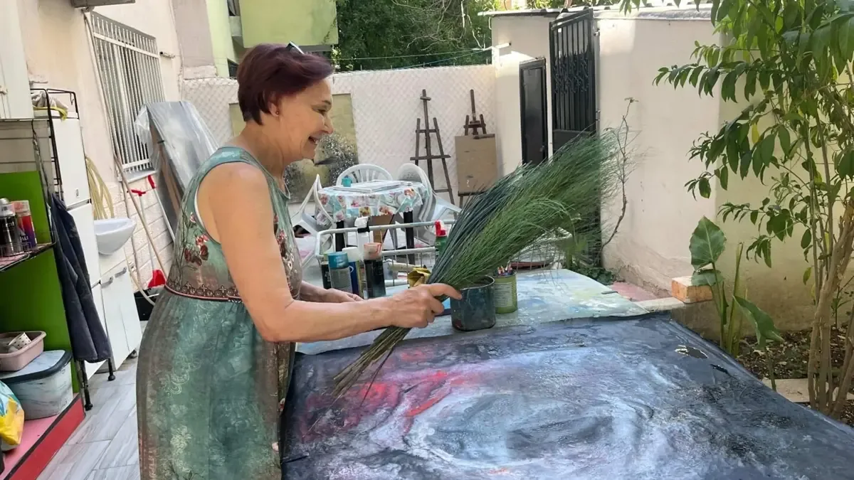 Emekli Resim Öğretmeni Bahçesini Sanat Atölyesine Dönüştürdü