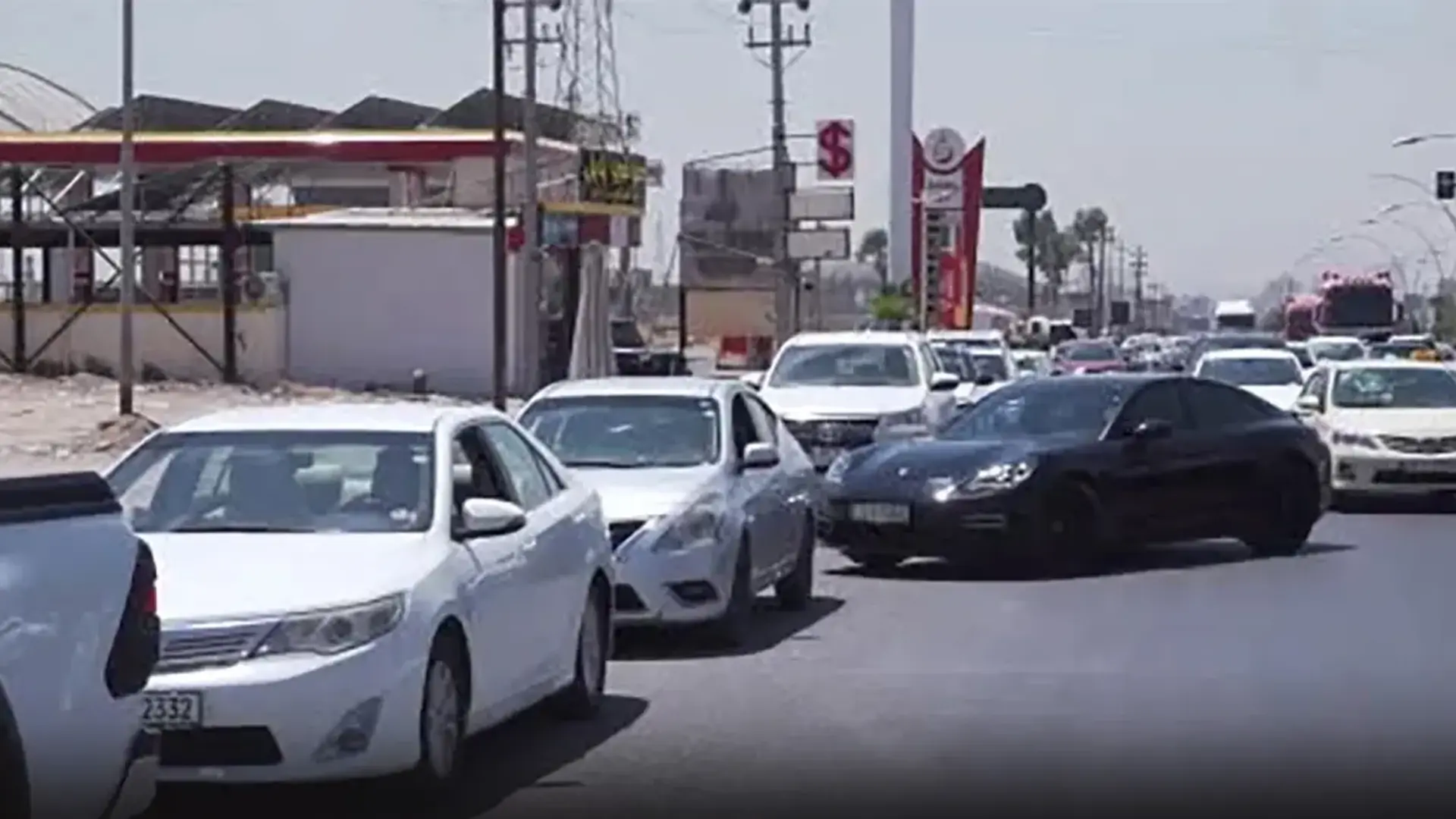 Benzin krizi hayatı felç etti! İstasyonlarda kilometrelerce kuyruk