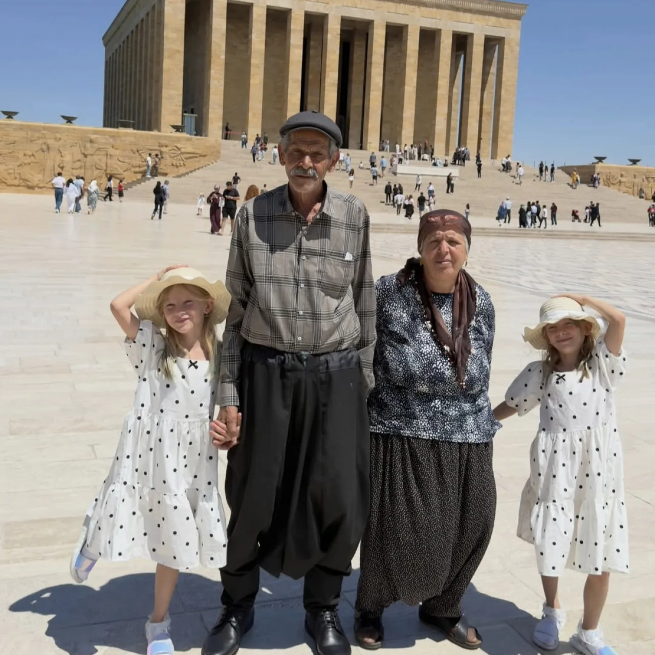 34 yıl sonra ikiz kızlarıyla Anıtkabir’i ziyaret ettiler
