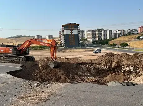 Batman'da Ana İsale Hattının Geçtiği Yol Çöktü