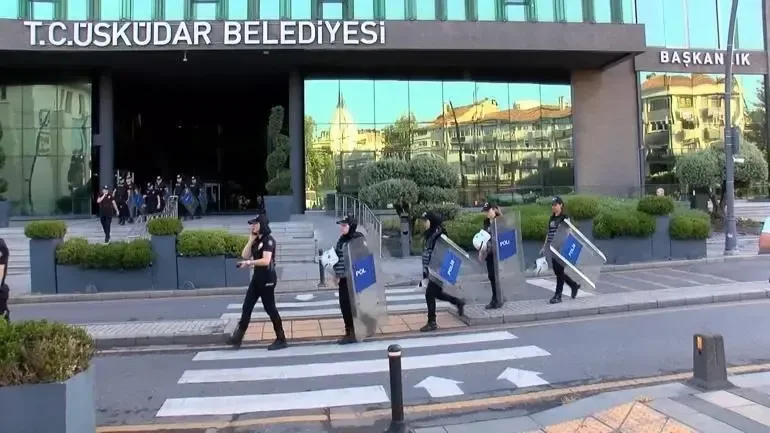 Üsküdar Belediyesi'ne yönelik rüşvet soruşturmasında 4 şüpheli tutuklama talebiyle hakimliğe sevk edildi