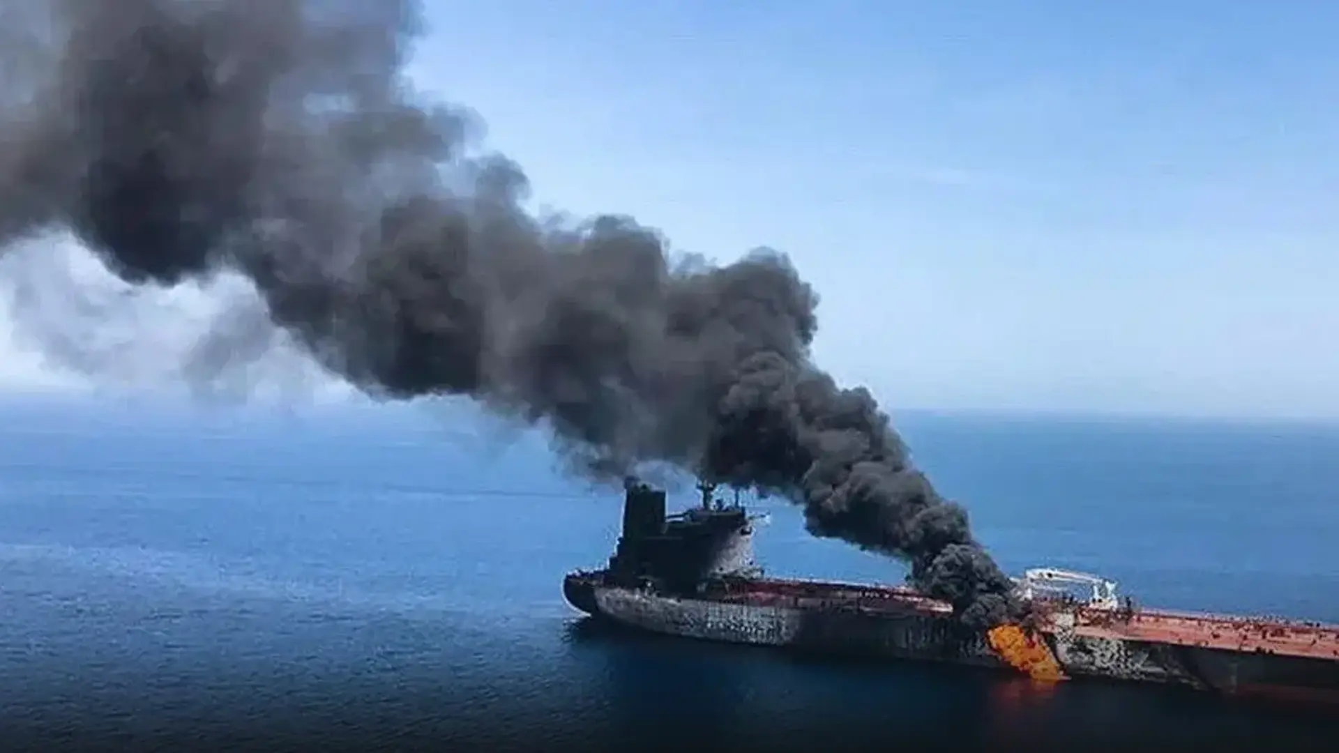 KIZILDENİZ KAYNIYOR! Husiler, Suudi petrol tankerini balistik füzelerle vurdu