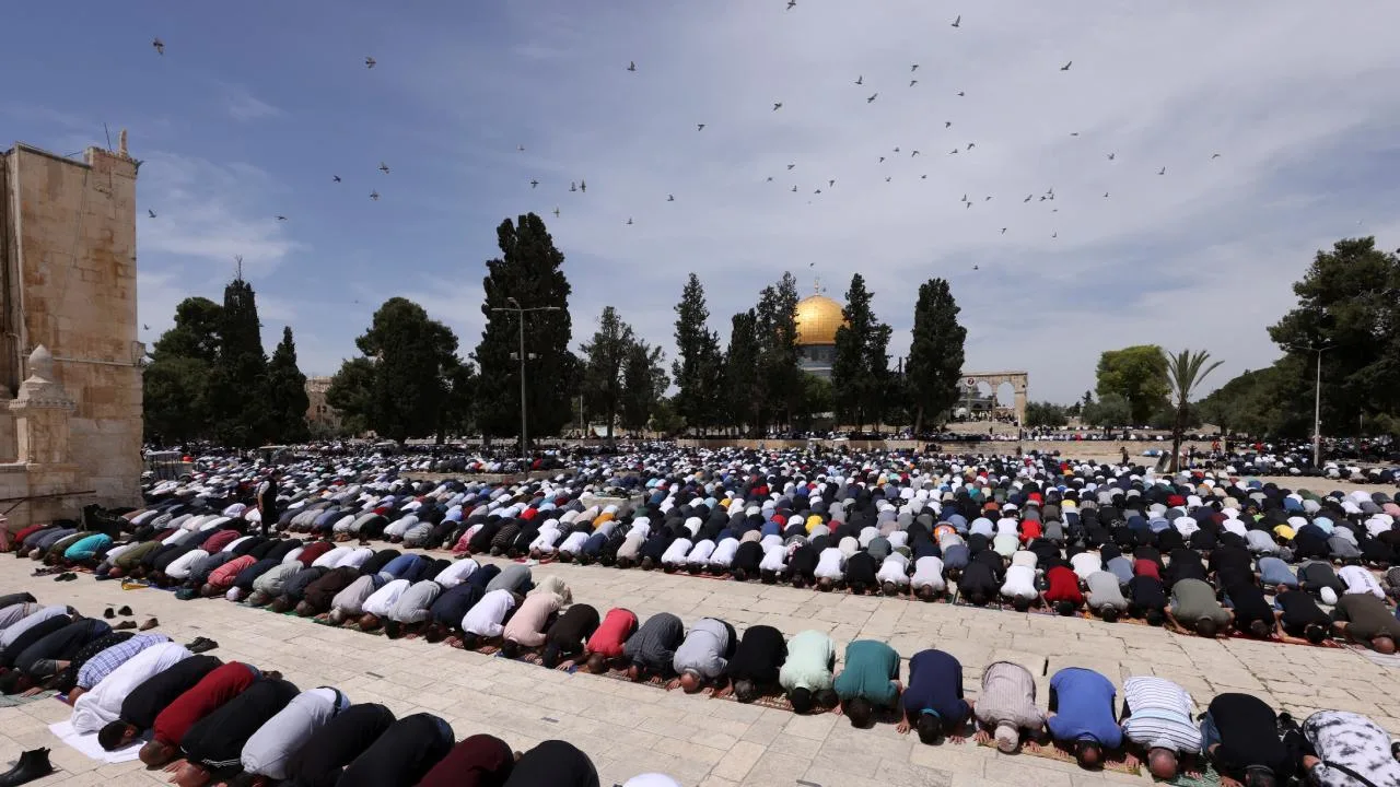 On binlerce Filistinli Mescidi Aksa'da cuma namazı kıldı