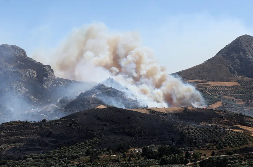 Yunanistan'da Orman Yangını Sahile Ulaştı, İtfaiyeciler Seferber Oldu
