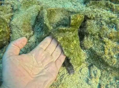 Muğla'da dalış yapan çocuk deniz tabanında ilginç kalıntılar buldu