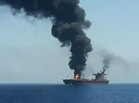 Umman açıklarında tanker yakınında patlama meydana geldi