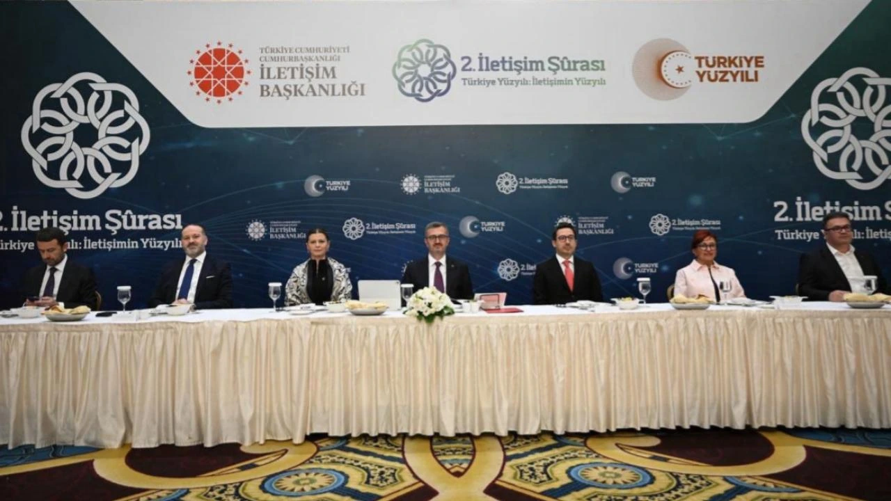 İletişim Başkanı Duran, iletişim fakültelerinin dekan ve öğretim üyeleriyle bir araya geldi