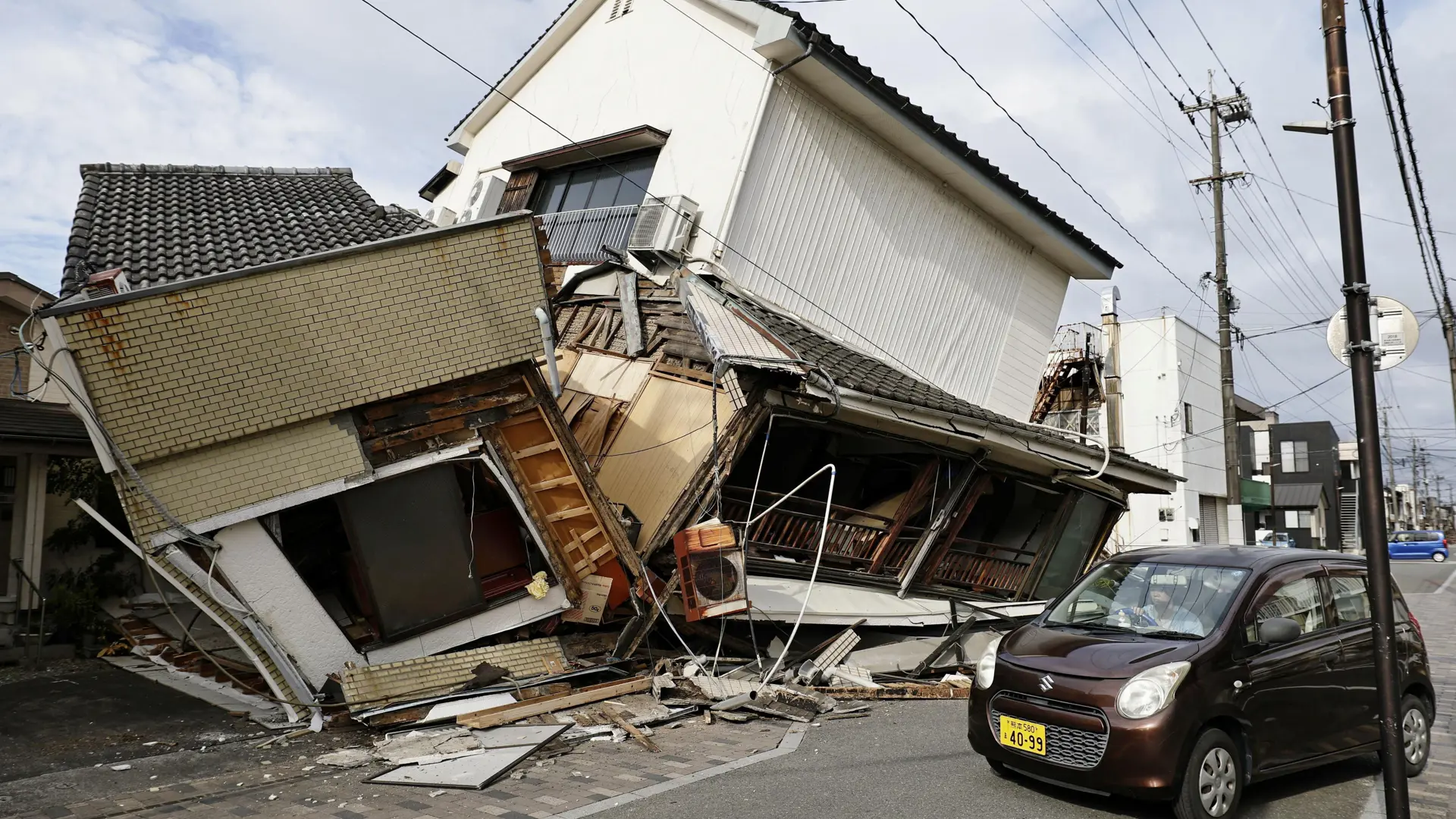 Japonya'da deprem can aldı. Binlerce asker sahaya indi, artçılar sürüyor