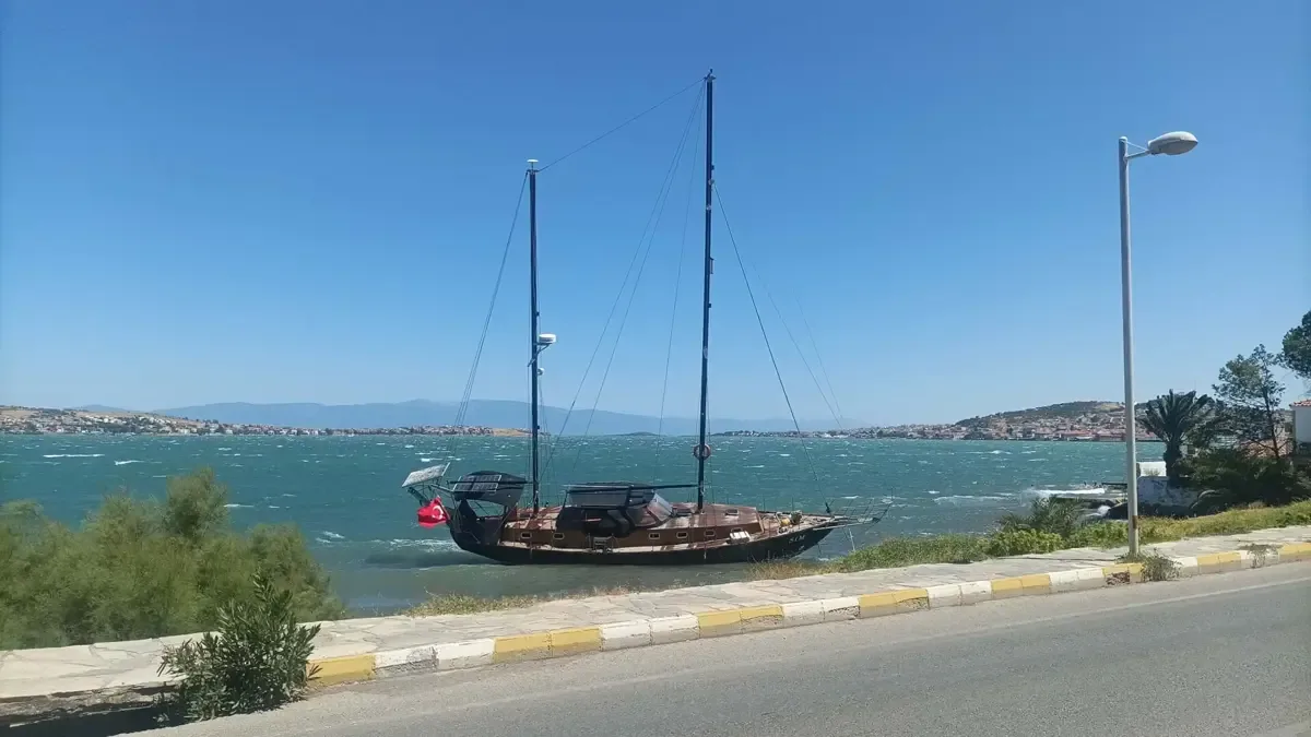 Ayvalık'ta Kuvvetli Rüzgar; Yelkenli Tekne Kıyıya Vurdu