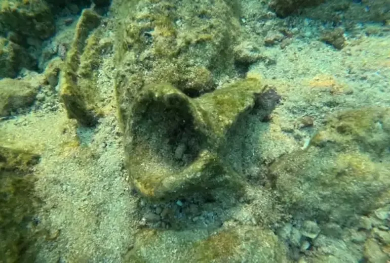 Muğla'da dalış yapan çocuk deniz tabanında ilginç kalıntılar buldu