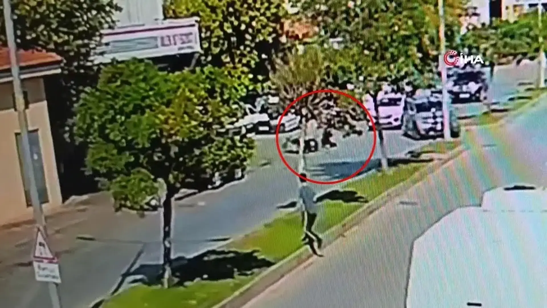 Motosiklet otomobille böyle çarpıştı