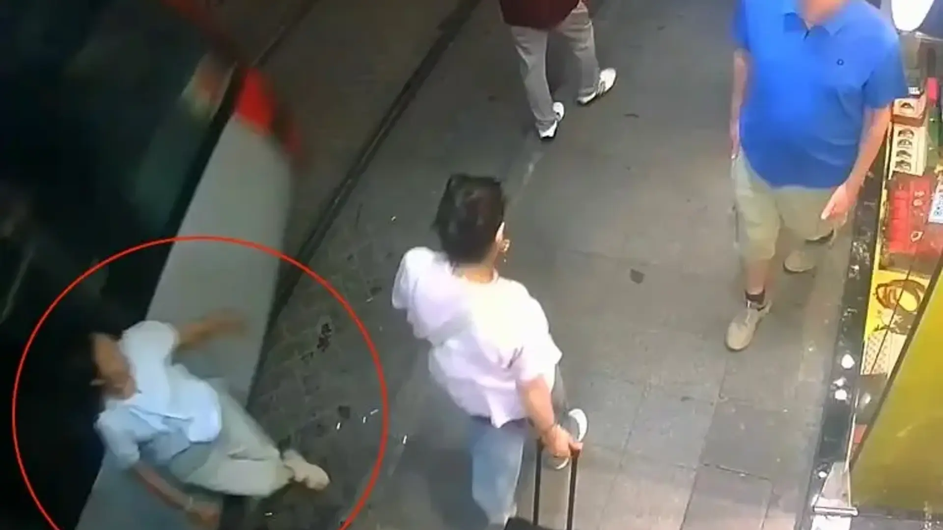 İstanbul’da tramvay yayaya çarptı! Kaza kamerada: Bölge esnafından dikkat çeken iddia