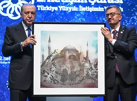 Cumhurbaşkanı Erdoğan'a İletişim Başkanı Duran'dan anlamlı hediye