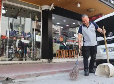İzmir'de çöp süpürürken söylediği şarkılar hayatını değiştirdi! Milyonlar onu dinledi