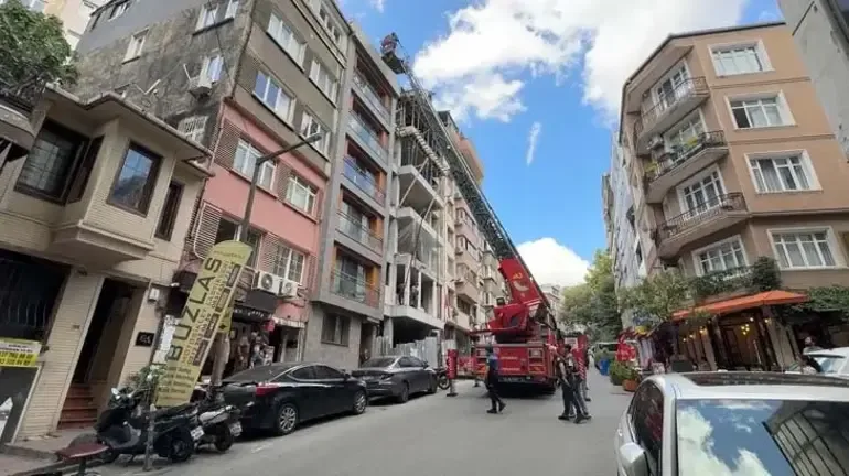 Çıplak Şekilde Çatıya Çıkan Kişi İtfaiyeye 'Dolaşmaya Geldim' Dedi