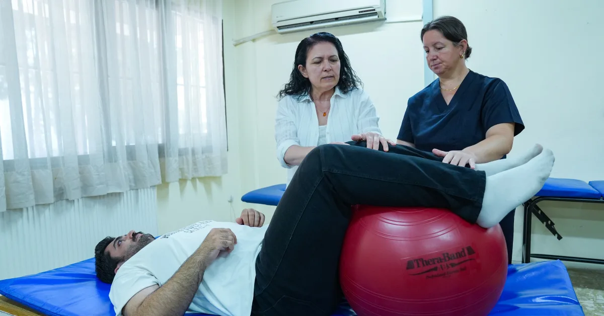 Serebral palsili kızını kaybeden anne, engelli çocuklara yardım için eğitim alıyor