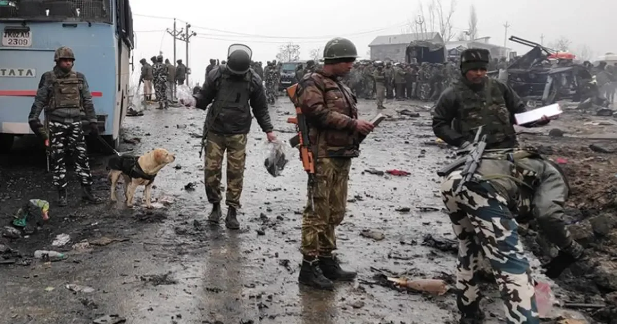 Pakistan'da karakola intihar saldırısı: 17 ölü