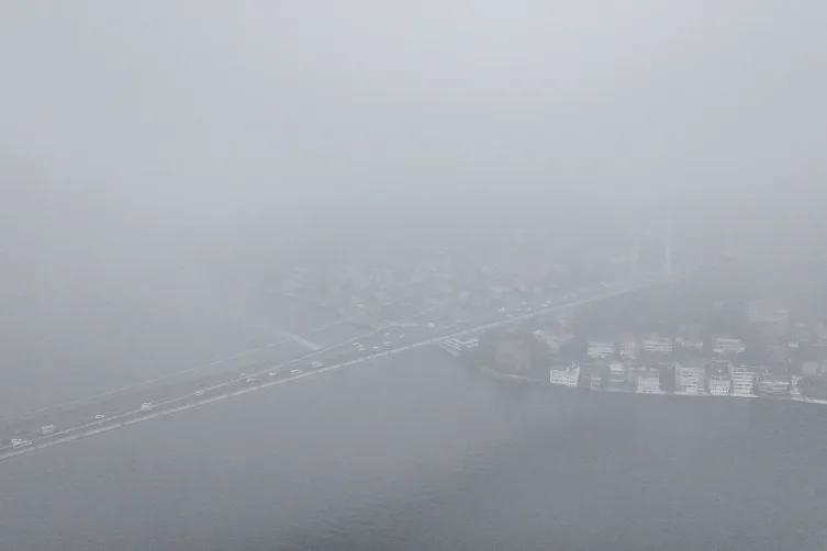 İstanbul Boğazı'nı yoğun sis kapladı