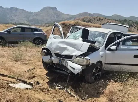 Otomobiller kafa kafaya çarpıştı: 1'i ağır, 10 yaralı