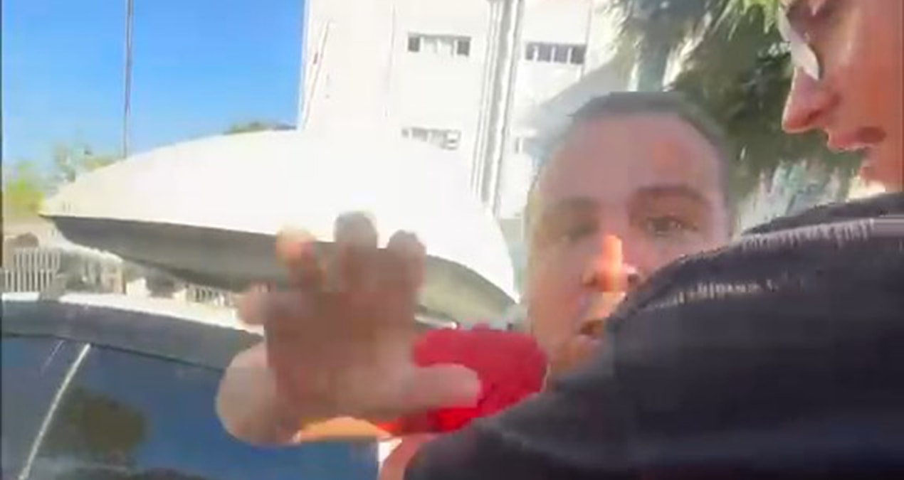 Motosiklet sürücüsü ile skuterli çiftin kavgası kamerada