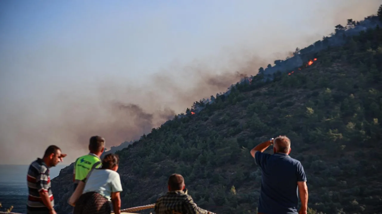 Mersin'de orman yangını: 145 kişi güvenli bölgelere tahliye edildi