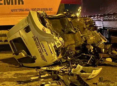 Sincan’da feci kaza: TIR’a çarpan hafriyat kamyonunun kupası koptu!