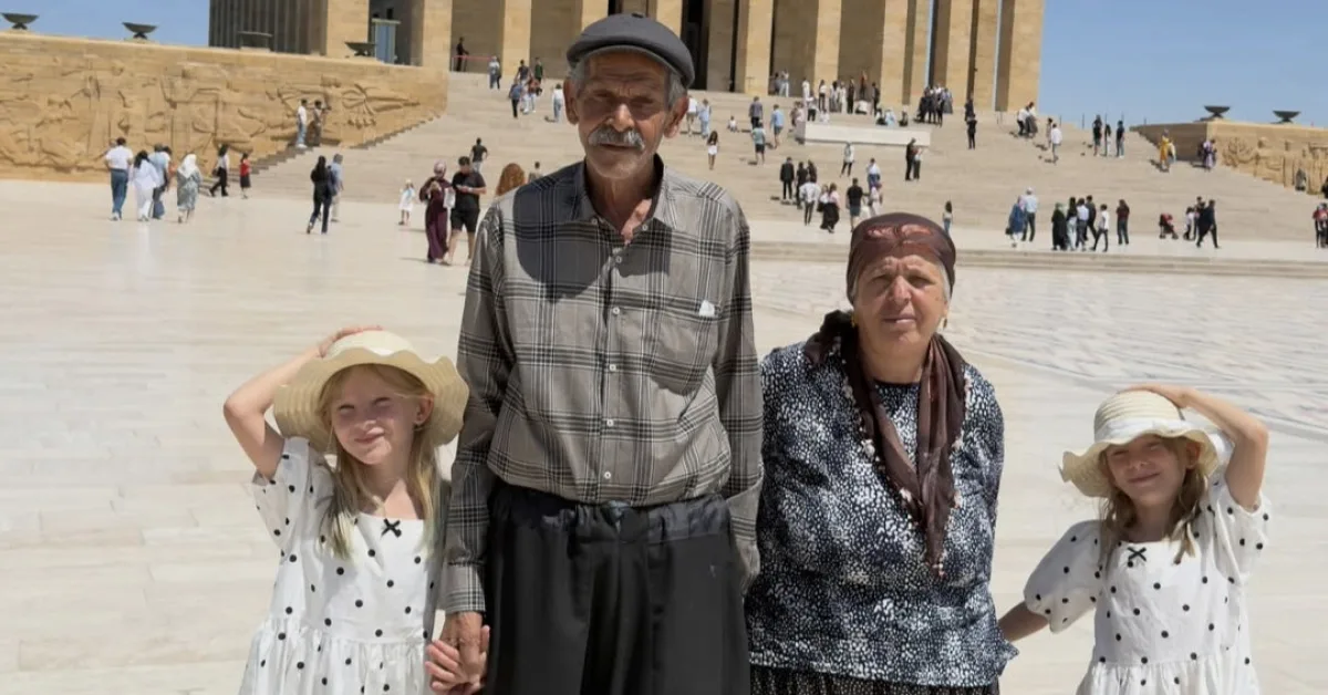 34 yıl sonra ikiz kızlarıyla Anıtkabir’i ziyaret ettiler