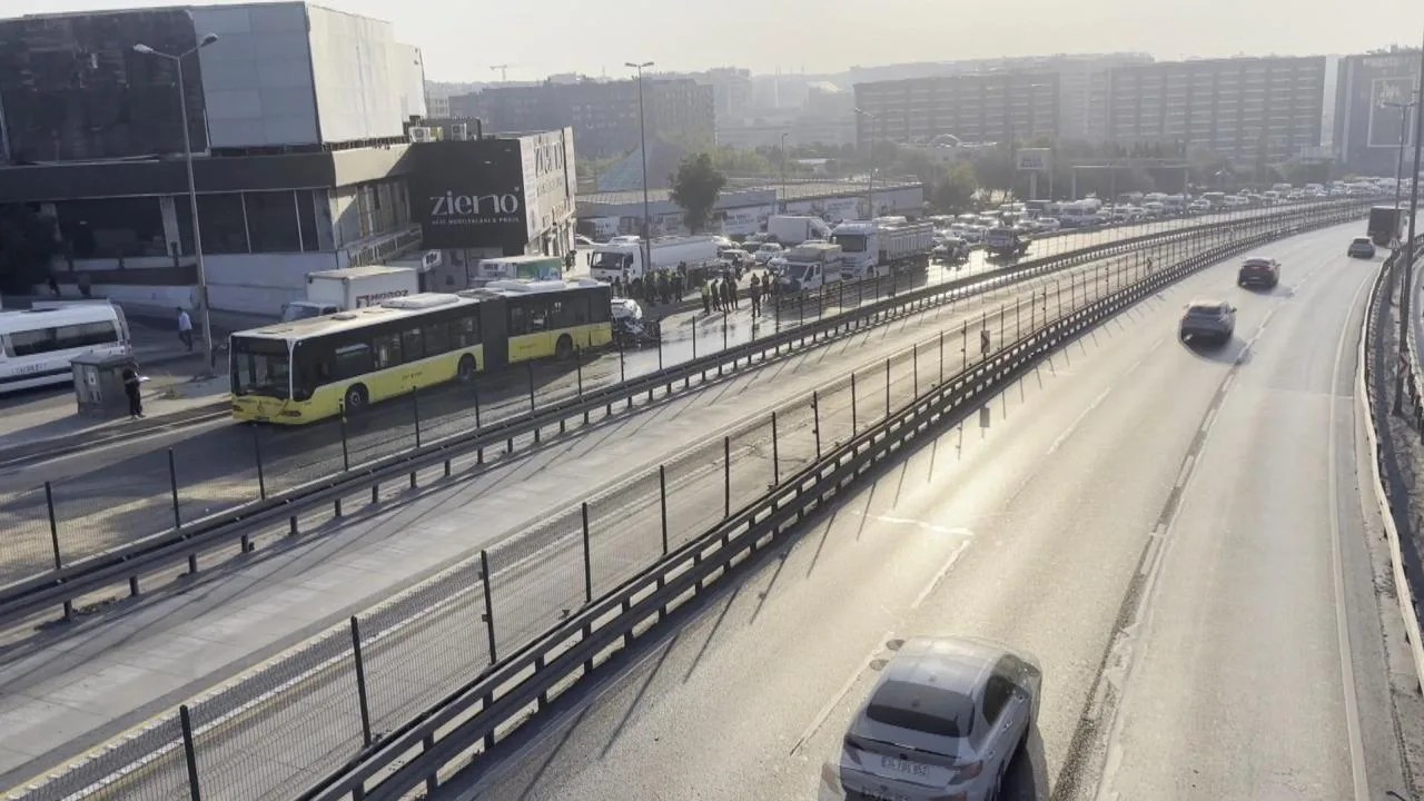 Küçükçekmece D100'de otomobil, İETT otobüsüne çarptı: 3 ölü
