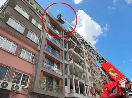 Çıplak Şekilde Çatıya Çıkan Kişi İtfaiyeye 'Dolaşmaya Geldim' Dedi