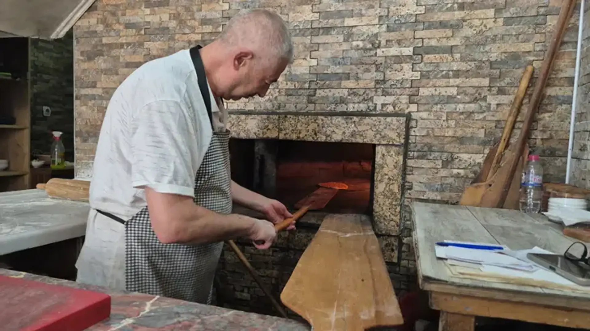 400 derece fırının başında yarım asır geçirdi! Dışarıda yemek yiyenlere tecrübesiyle seslendi
