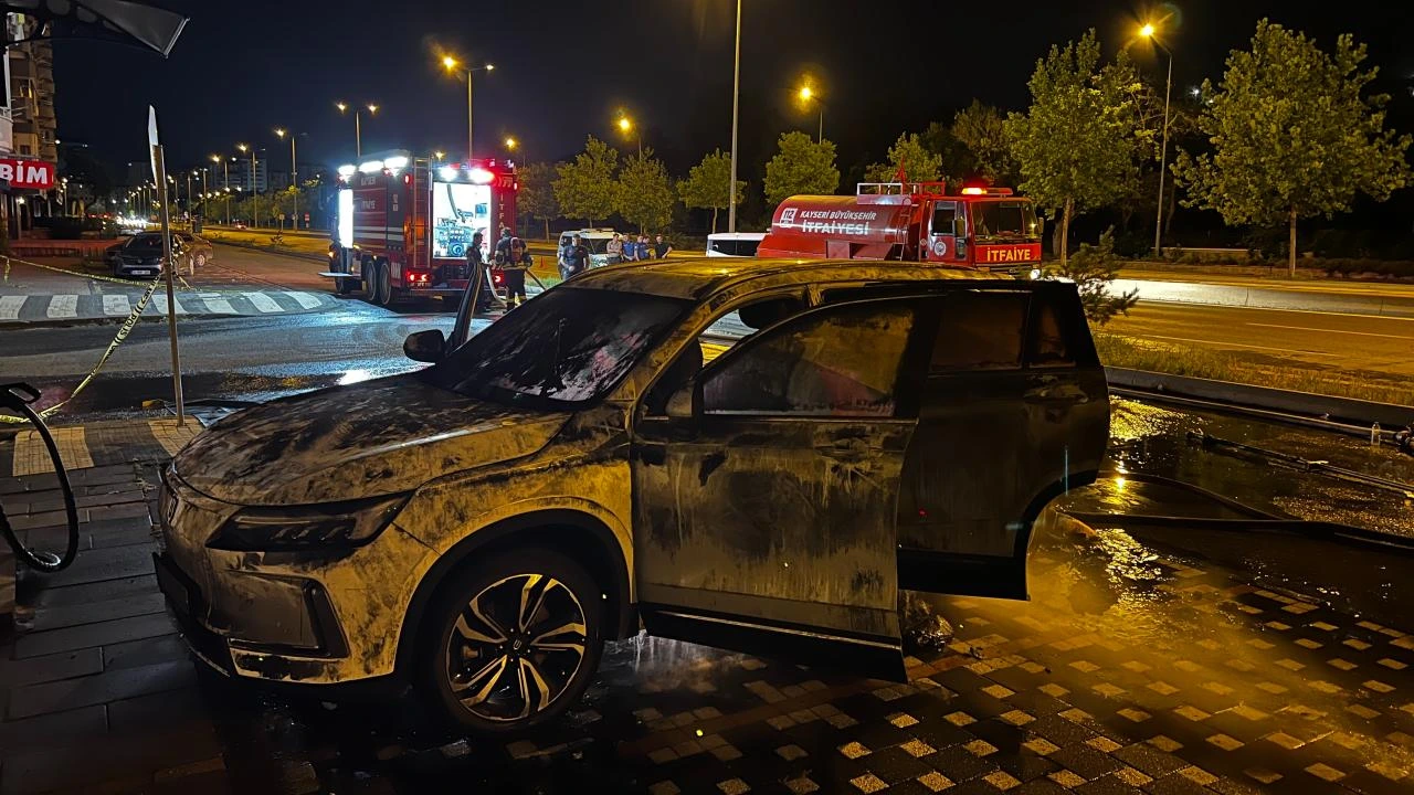 Şarjdaki elektrikli otomobilde yangın ve patlama