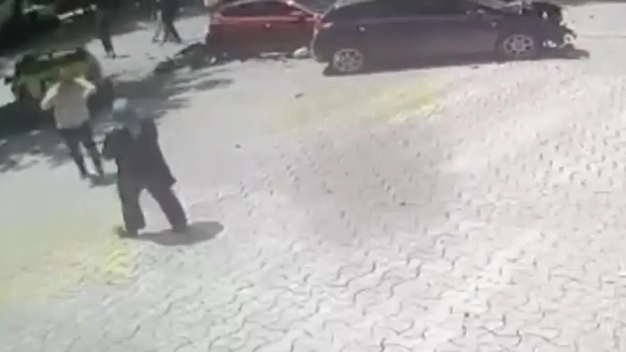 Anne ile kızına 112 kilometre hızla çarpmış