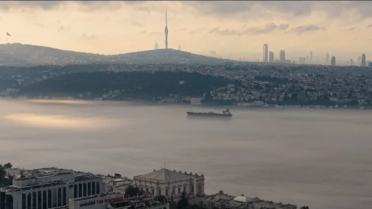 İstanbul'da yoğun sis nedeniyle Boğaz trafiği durdu