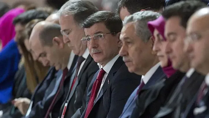 Bülent Arınç'tan Davutoğlu'na eleştiri: 'AK Parti'de kalmalıydınız'