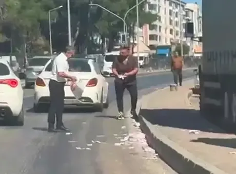 İzmir’de akılalmaz anlar! Elindeki paralar deste deste yola saçıldı: Trafik durdu