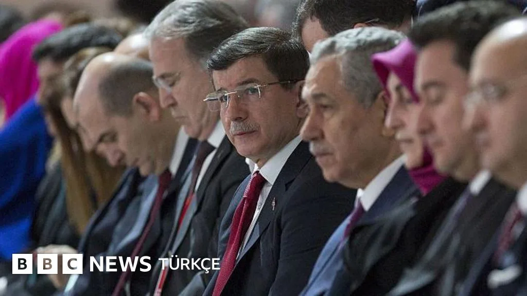 Bülent Arınç'tan Davutoğlu'na eleştiri: 'AK Parti'de kalmalıydınız'